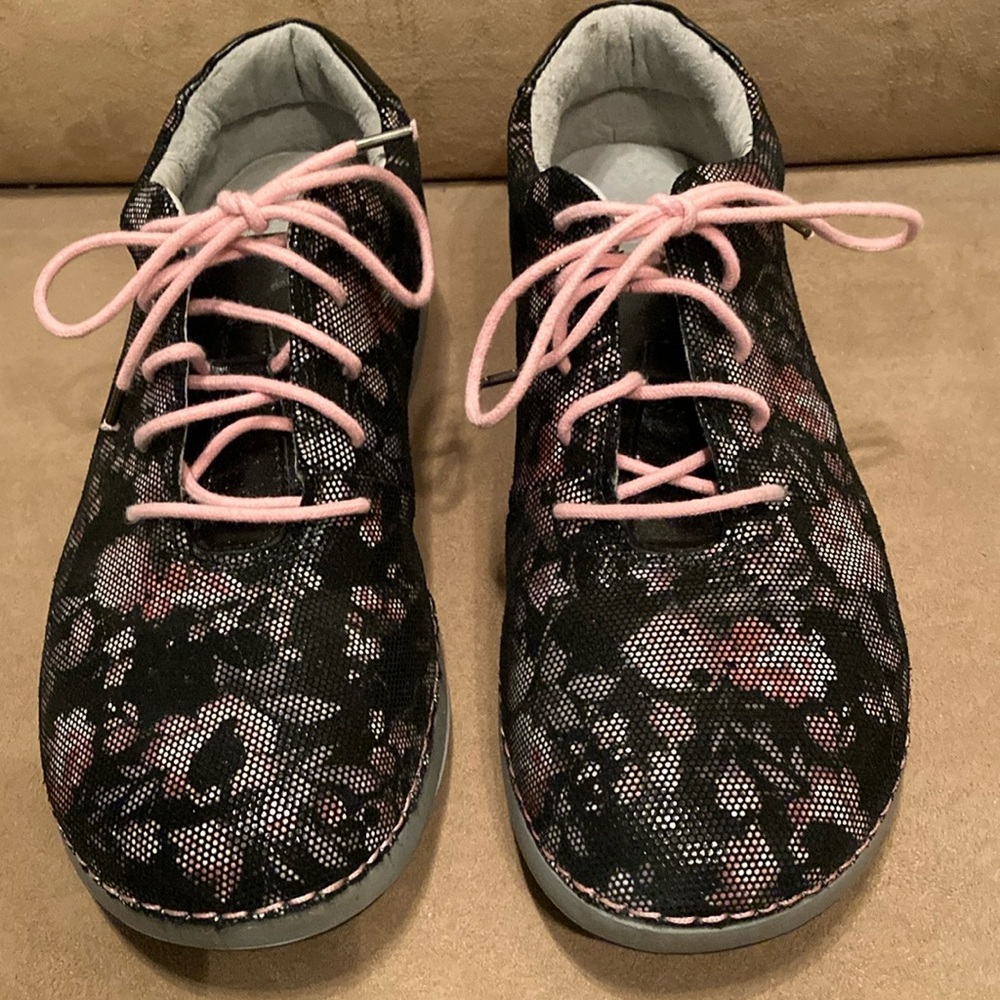 Algeria women’s shoes, style: Essence, color:Dame, size Euro 40, light wear
